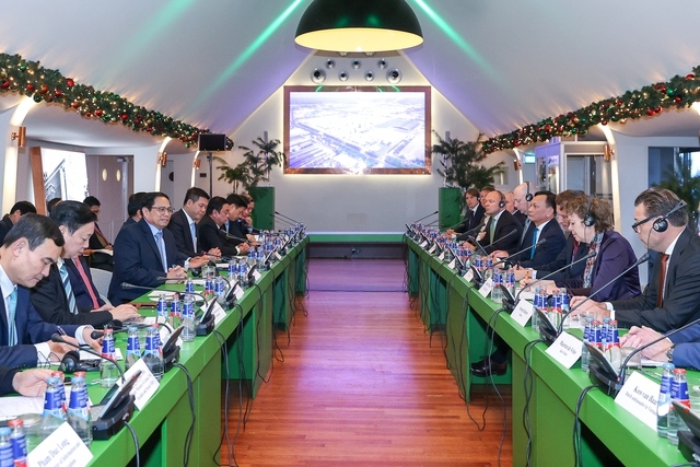 PM holds dialogue with leading Dutch businesses